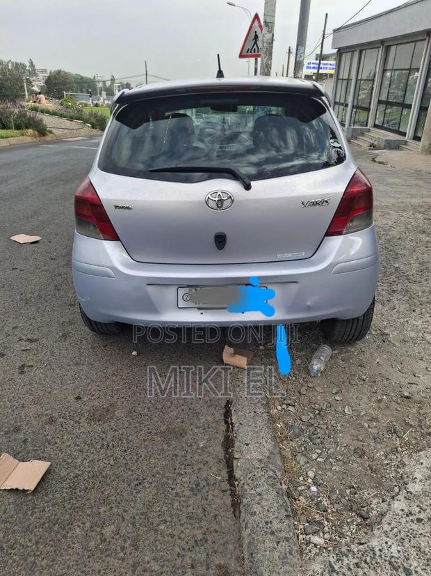 Toyota Yaris Base Hatchback 5dr 2010 Purple
