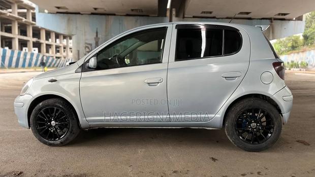 Toyota Vitz 2004 Silver