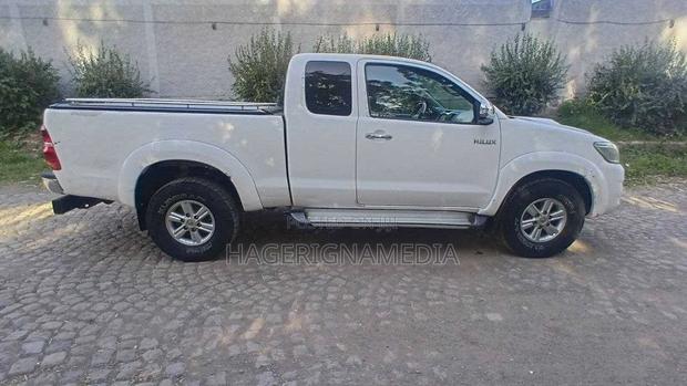 Toyota Hilux 2012 White