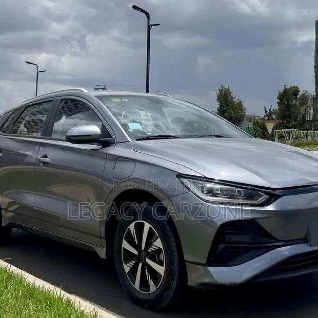 BYD E2 43 kWh 94 hp FWD 2025 Silver