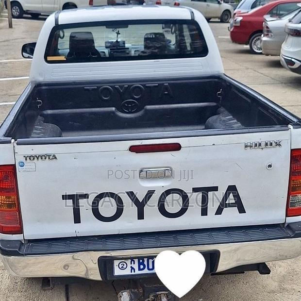Toyota Hilux 2011 White