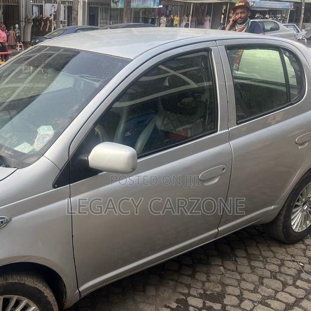 Toyota Vitz 2001 Silver