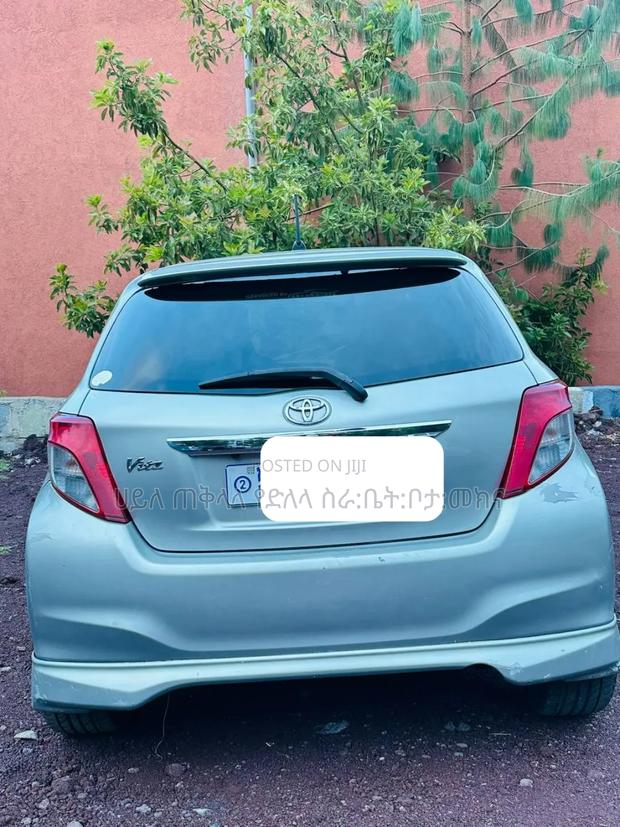 Toyota Yaris 2011 Silver