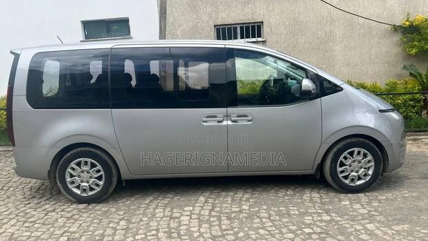 Hyundai Staria 2023 Gray