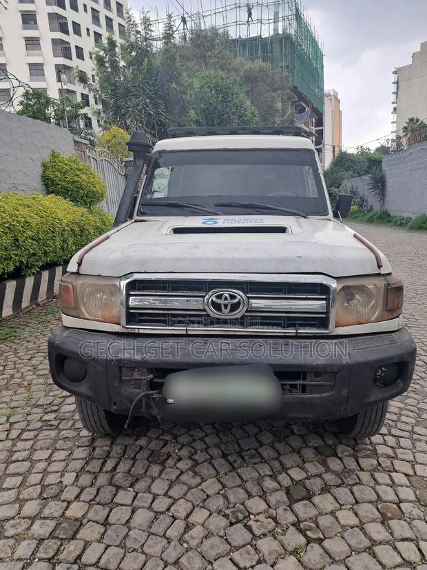 Toyota Land Cruiser 2010 White