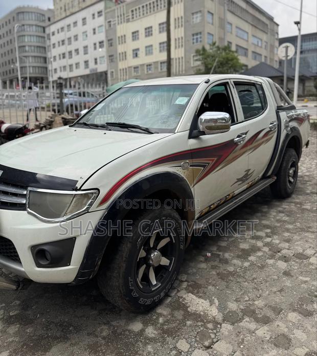 Mitsubishi L200 2012 White