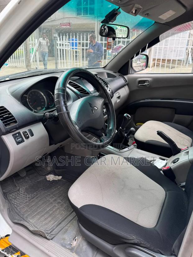 Mitsubishi L200 2012 White