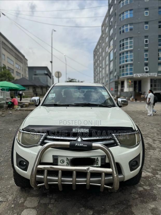 Mitsubishi L200 2012 White