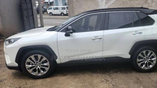 Toyota RAV4 2021 White