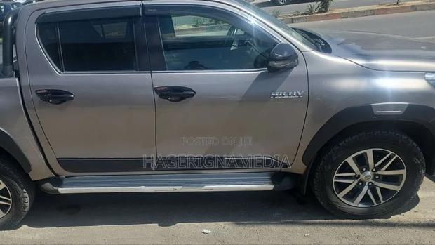 Toyota Hilux 2020 Gray
