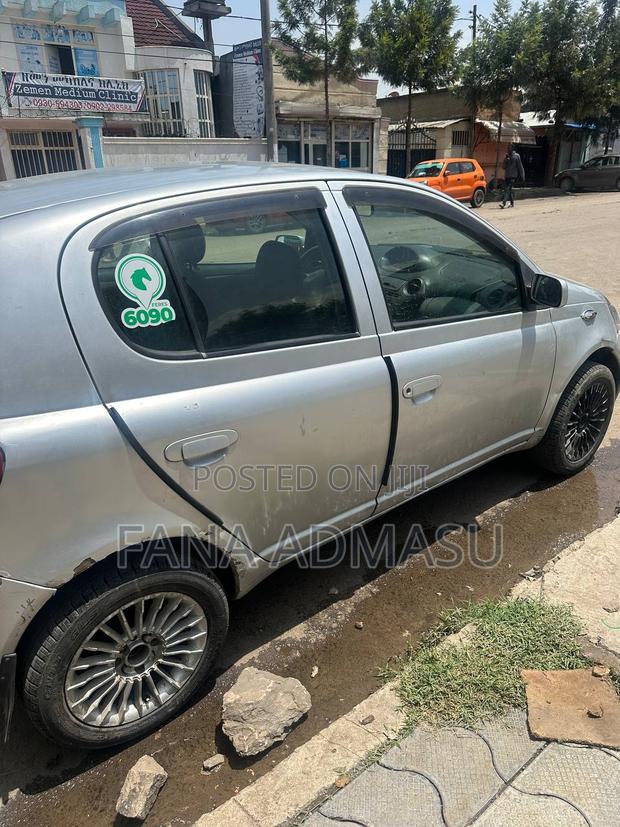 Toyota Vitz 2001 Silver