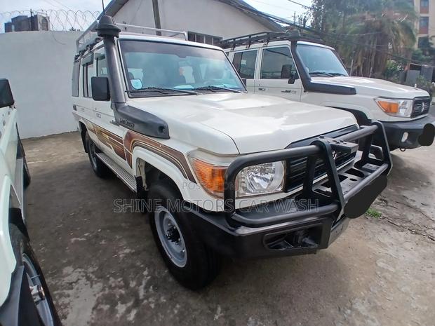 Toyota Land Cruiser 2016 White