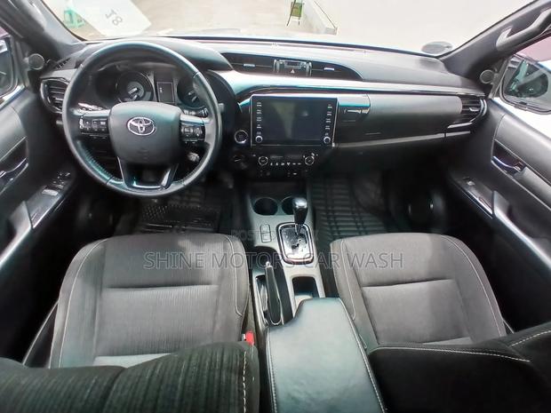 Toyota Hilux 2021 Silver