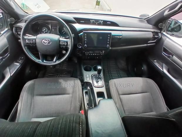 Toyota Hilux 2021 Silver