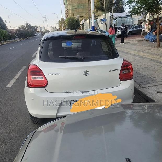 Suzuki Swift 2022 White