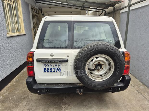 Nissan Patrol 2010 White