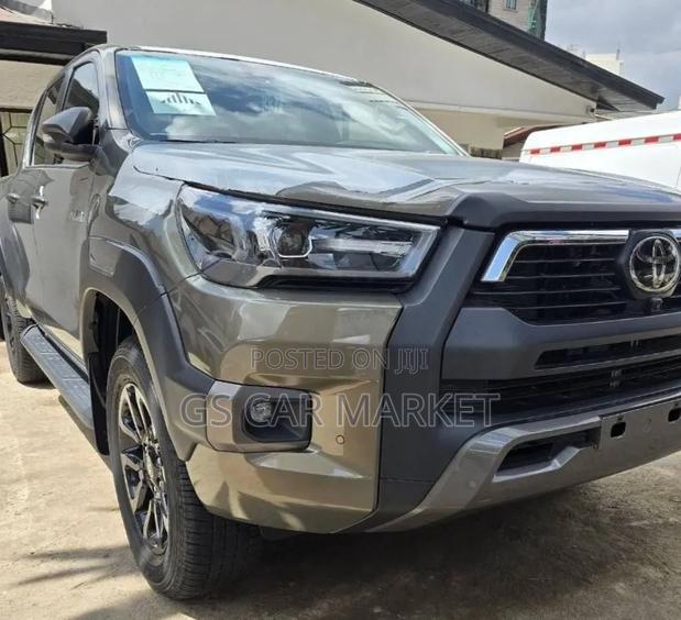 New Toyota Hilux 2025 Gray
