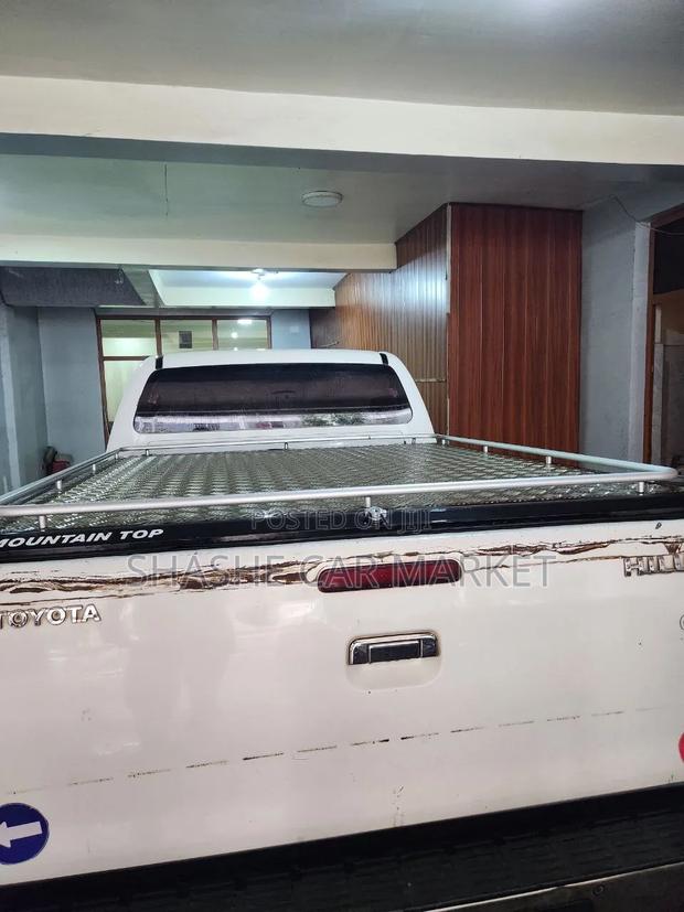 Toyota Hilux 2010 White