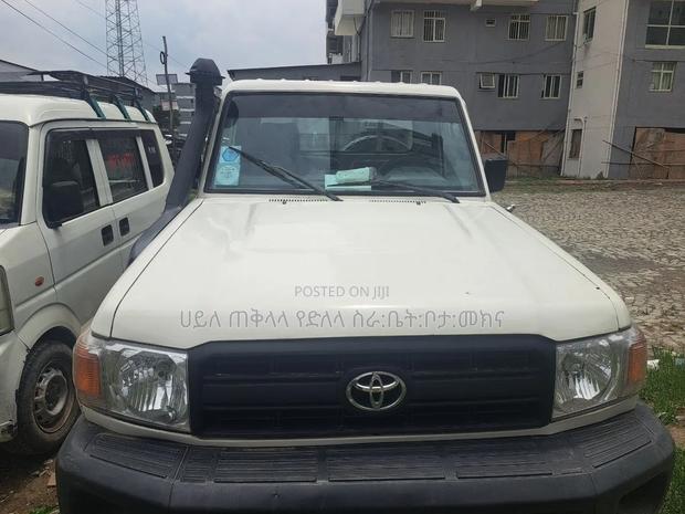 Toyota Land Cruiser 2000 Ivory