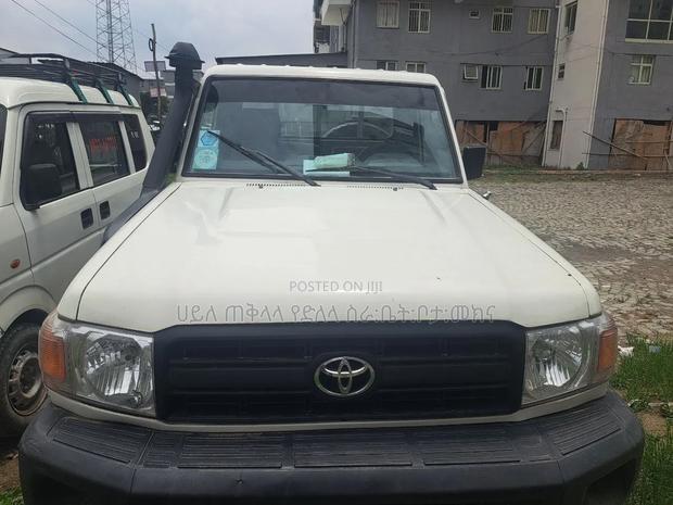 Toyota Land Cruiser 2000 Ivory