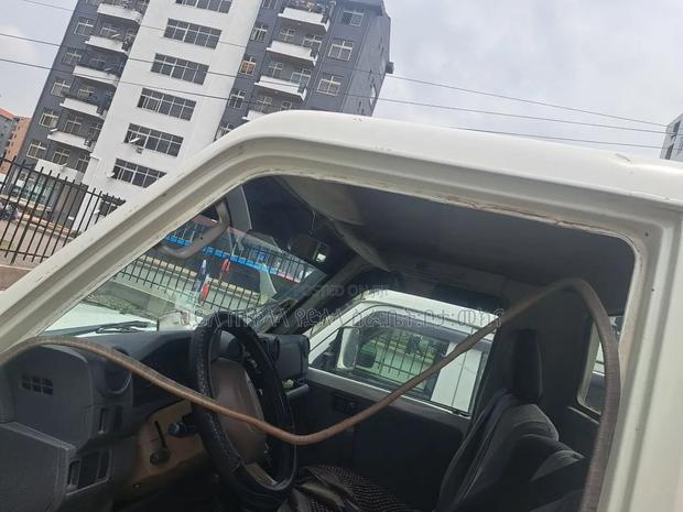 Toyota Land Cruiser 2000 Ivory