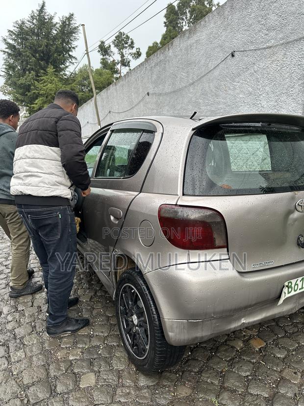 Toyota Vitz 1.0 FWD 3dr 2001 Gray