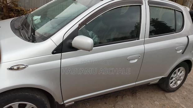 Toyota Vitz 2000 Silver