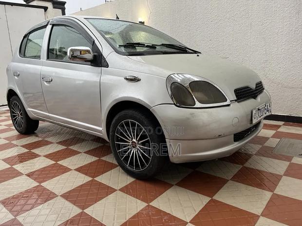 Toyota Vitz 2001 Silver