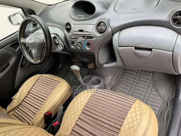 Toyota Vitz 2001 Silver