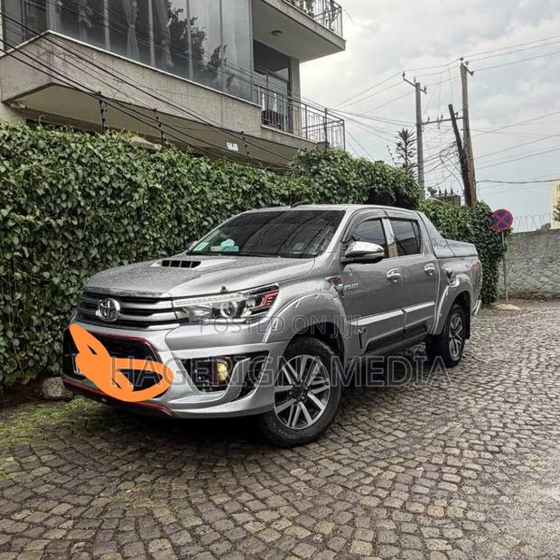 Toyota Hilux 2017 Gray