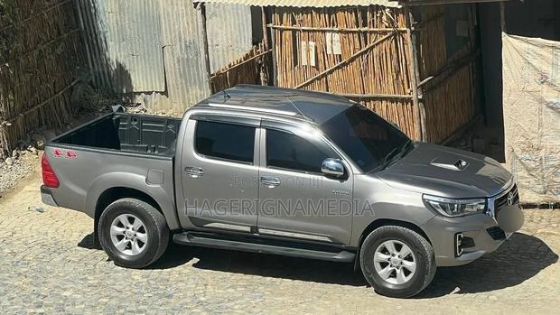 Toyota Hilux 2022 Gray