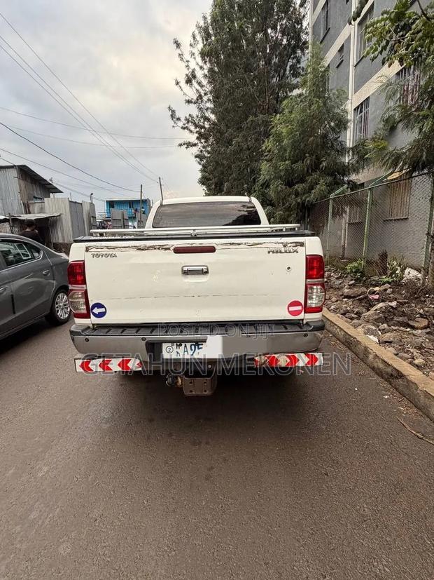 Toyota Hilux 2010 White