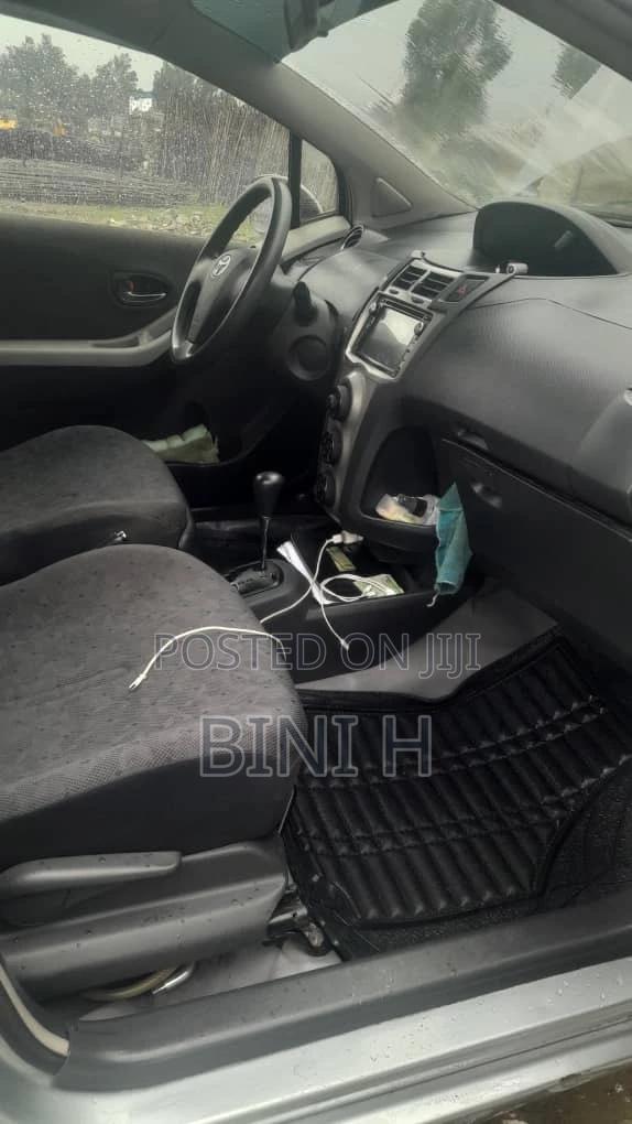 Toyota Yaris 2010 Gray