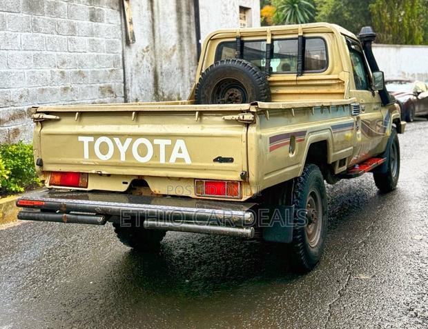 Toyota Land Cruiser 2012 Gold
