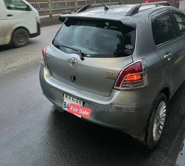 Toyota Yaris Base Hatchback 3dr 2010 Gray