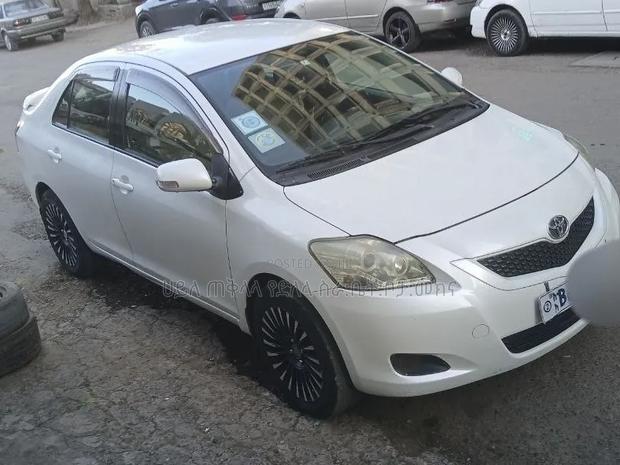 Toyota Yaris 2011 White