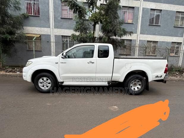 Toyota Hilux 2010 White