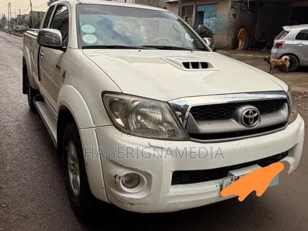 Toyota Hilux 2010 White