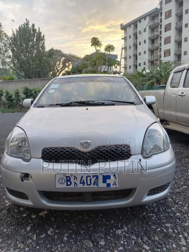 Toyota Vitz 2004 Silver