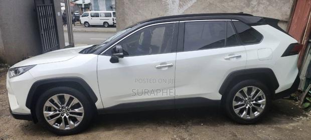 Toyota RAV4 LE 2021 White