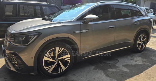 Volkswagen ID.6 2023 Gold
