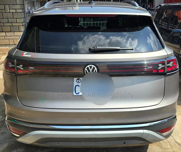 Volkswagen ID.6 2023 Gold