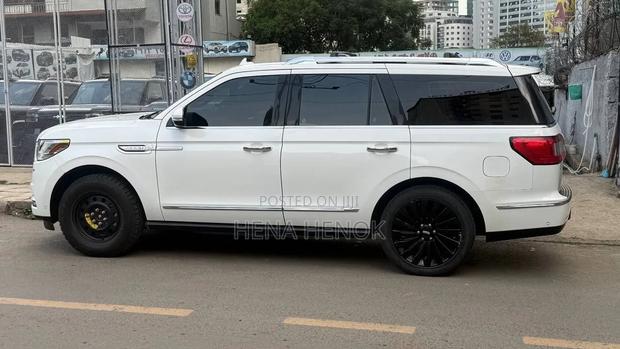 Lincoln Navigator 2021 White