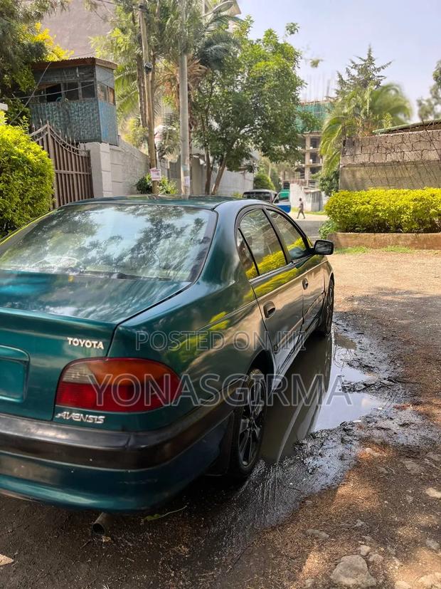 Toyota Avensis 1998 Blue