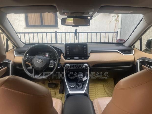 Toyota RAV4 2022 White