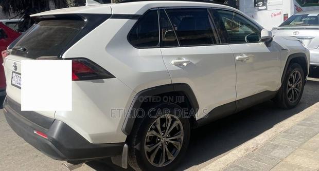 Toyota RAV4 2022 White