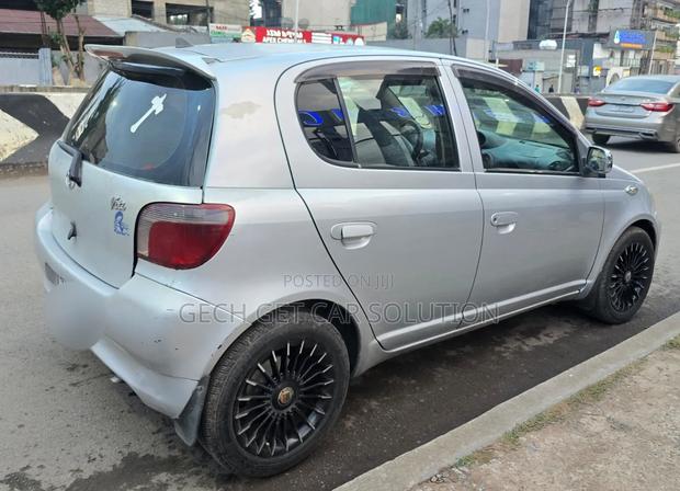 Toyota Vitz 2001 Silver