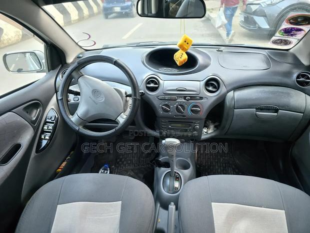 Toyota Vitz 2001 Silver
