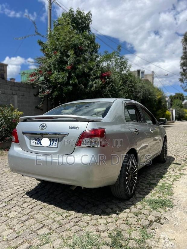 Toyota Yaris 2011 Silver