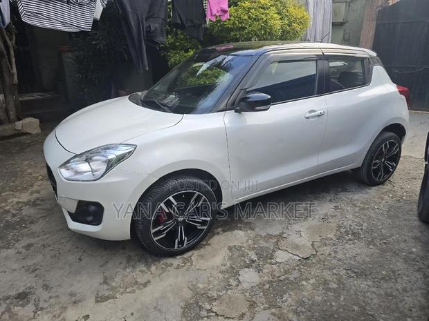 Suzuki Swift 2022 White